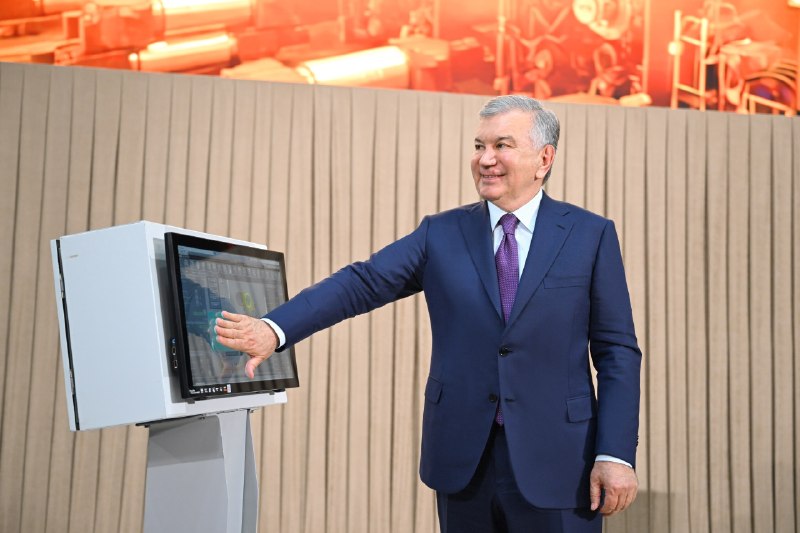 Prezident Shavkat Mirziyoyev Bekobod shahriga tashrifi chogʻida Oʻzbekiston metallurgiya kombinatida barpo etilgan yangi Quyuv-prokatlash majmuasini ishga tushirish marosimida ishtirok etdi.