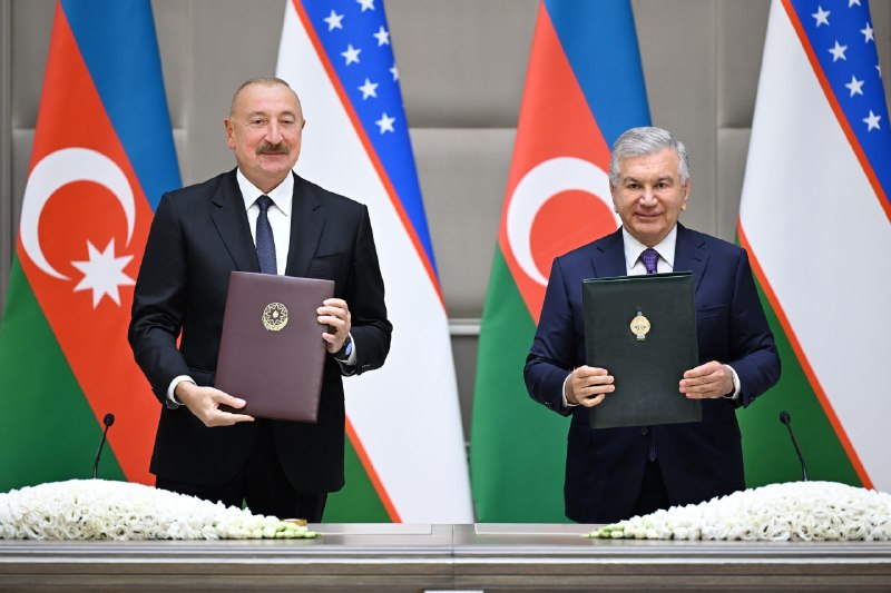 Oʻzbekiston Respublikasi Prezidenti Shavkat Mirziyoyev va Ozarbayjon Respublikasi Prezidenti Ilhom Aliyev Abadiy doʻstlik toʻgʻrisidagi shartnoma hamda Oliy davlatlararo kengash uchinchi yigʻilishining qarorini...