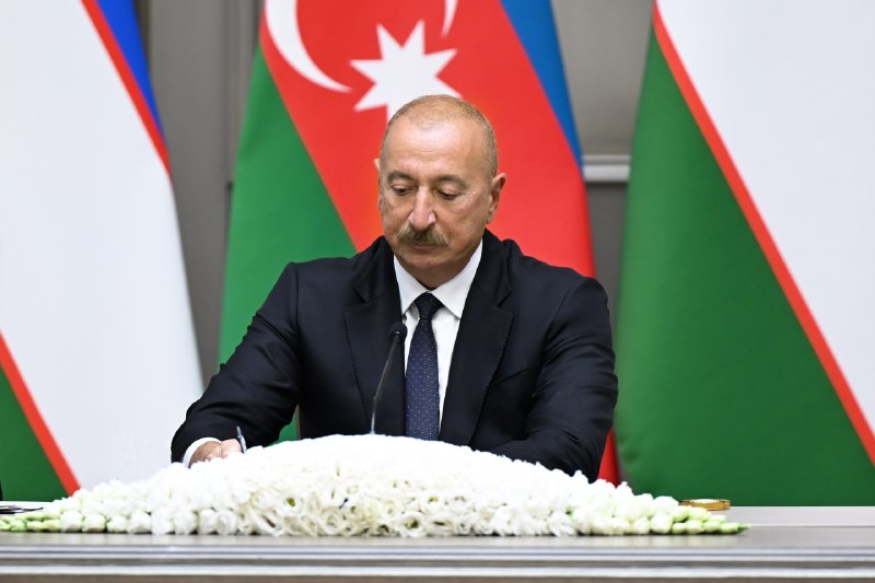 Oʻzbekiston Respublikasi Prezidenti Shavkat Mirziyoyev va Ozarbayjon Respublikasi Prezidenti Ilhom Aliyev Abadiy doʻstlik toʻgʻrisidagi shartnoma hamda Oliy davlatlararo kengash uchinchi yigʻilishining qarorini...