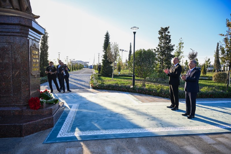 Oʻzbekiston Prezidenti Shavkat Mirziyoyev va Ozarbayjon Prezidenti Ilhom Aliyev Yangi Toshkentda Nizomiy nomidagi Oʻzbekiston Milliy pedagogika universitetining yangi kampusini ochish marosimida ishtirok etdilar.