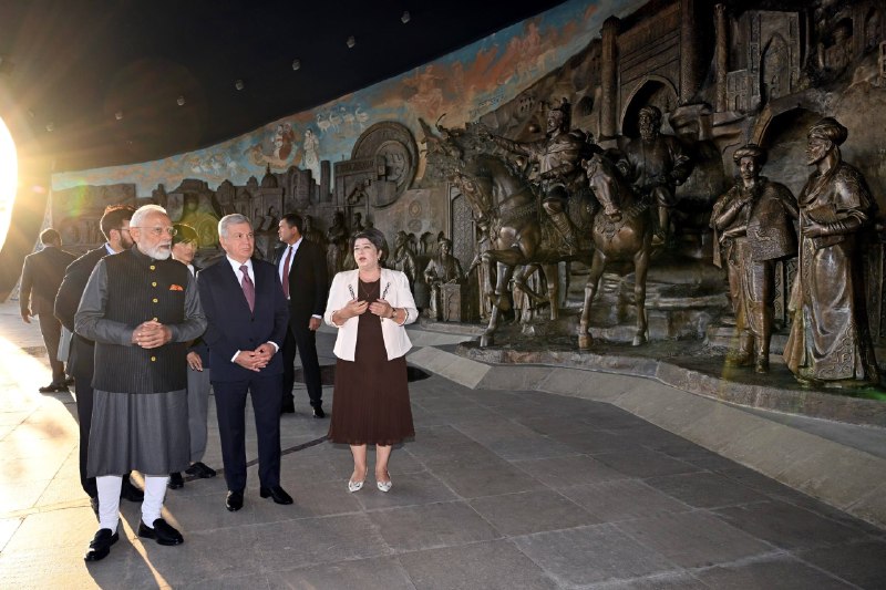 Hindiston Respublikasi Bosh vaziri Narendra Modi O‘zbekiston Respublikasi Prezidenti Shavkat Mirziyoyev hamrohligida "Yangi O‘zbekiston" bog‘iga tashrif buyurdi va Mustaqillik monumenti poyiga gul qo‘ydi.