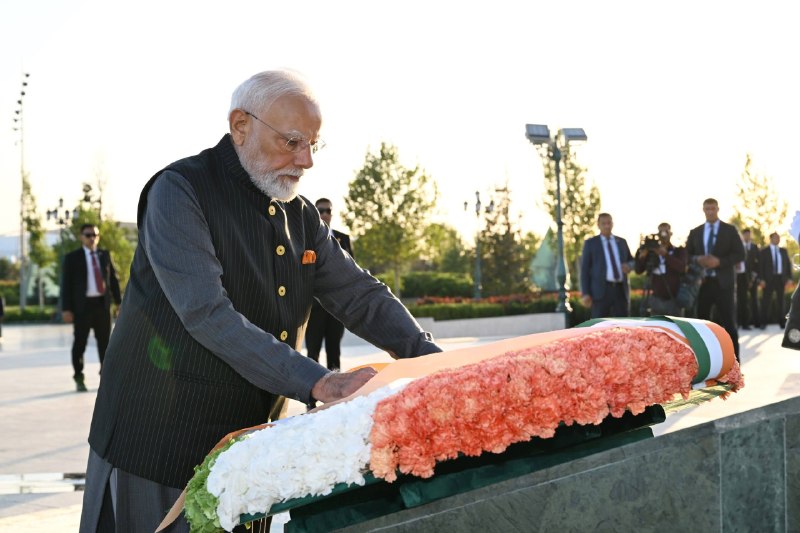Hindiston Respublikasi Bosh vaziri Narendra Modi O‘zbekiston Respublikasi Prezidenti Shavkat Mirziyoyev hamrohligida "Yangi O‘zbekiston" bog‘iga tashrif buyurdi va Mustaqillik monumenti poyiga gul qo‘ydi.