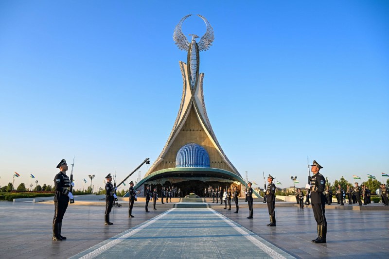 Hindiston Respublikasi Bosh vaziri Narendra Modi O‘zbekiston Respublikasi Prezidenti Shavkat Mirziyoyev hamrohligida "Yangi O‘zbekiston" bog‘iga tashrif buyurdi va Mustaqillik monumenti poyiga gul qo‘ydi.