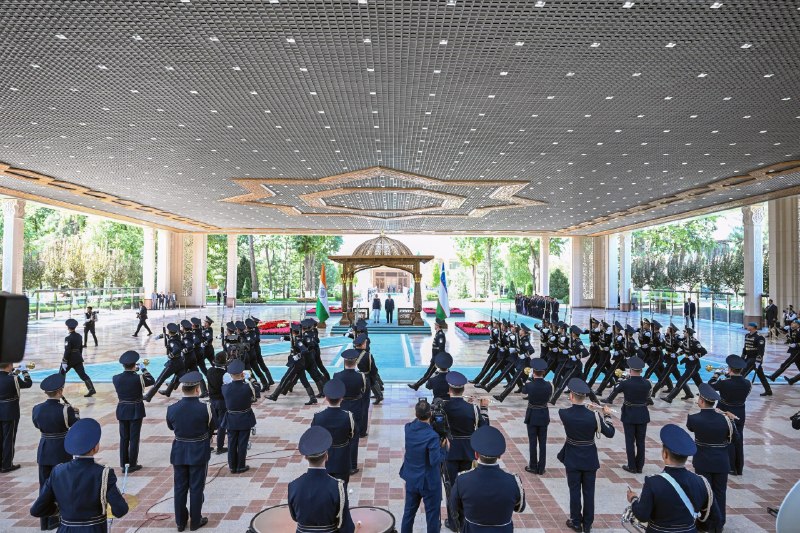 Koʻksaroy qarorgohida davlat tashrifi bilan mamlakatimizda boʻlib turgan Hindiston Respublikasi Bosh vaziri Narendra Modini tantanali kutib olish marosimi boʻldi.