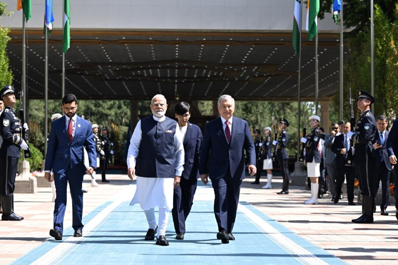 Koʻksaroy qarorgohida davlat tashrifi bilan mamlakatimizda boʻlib turgan Hindiston Respublikasi Bosh vaziri Narendra Modini tantanali kutib olish marosimi boʻldi.